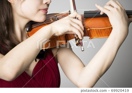 一個女人拉小提琴 69920419