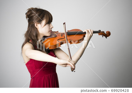一個女人拉小提琴 69920428