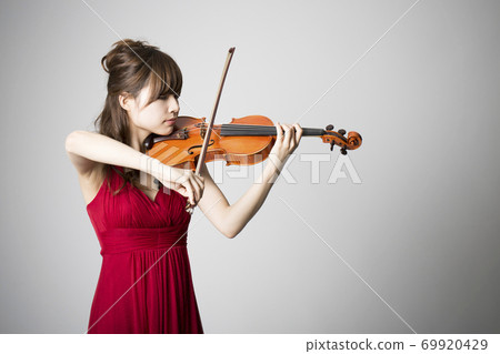 一個女人拉小提琴 69920429
