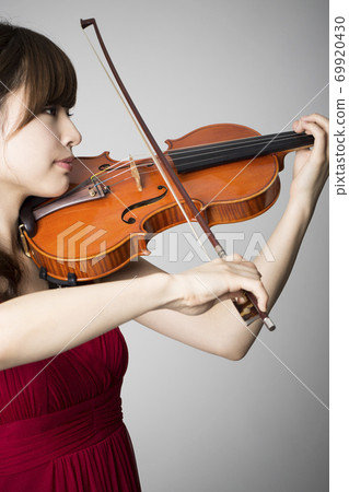 一個女人拉小提琴 一個女人拉小提琴 69920430
