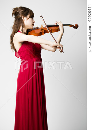 一個女人拉小提琴 69920454