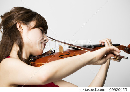 一個女人拉小提琴 一個女人拉小提琴 69920455