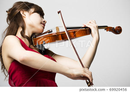 一個女人拉小提琴 69920456