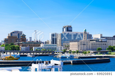 Yokohama Bay Area King's Tower (Prefectural Office) and Queen's Tower (Yokohama Customs) 69920891