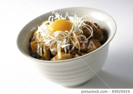 A bowl of white-haired green onions and egg yolk on top of a charcoal-grilled yakitori (white background) 69920929