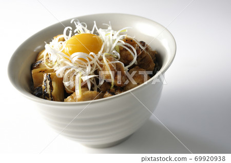 A bowl of white-haired green onions and egg yolk on top of a charcoal-grilled yakitori (white background) A bowl of white-haired green onions and egg yolk on top of a charcoal-grilled yakitori (white background) 69920938