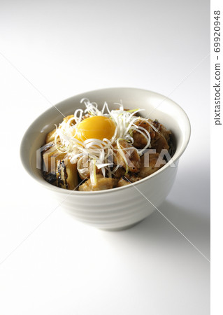 A bowl of white-haired green onions and egg yolk on top of a charcoal-grilled yakitori (white background) 69920948