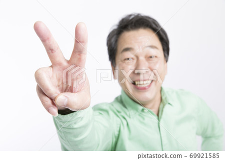 A man who plays a piece 69921585