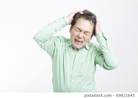Man holding his head 69921645