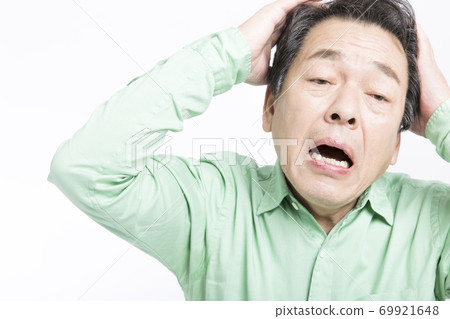 Man holding his head Man holding his head 69921648