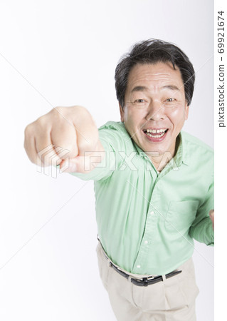 A man who plays guts 69921674