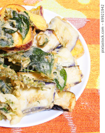 Vegetable tempura 69921942