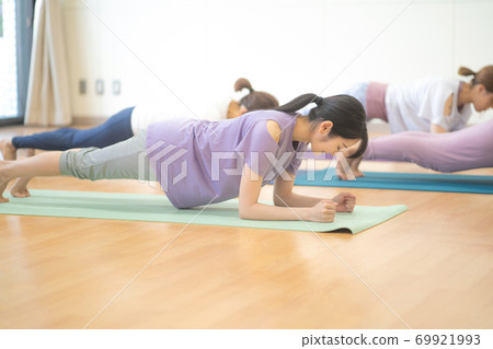 Push-ups / planks 69921993