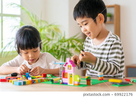 Brothers living block good friends girls boys 69922176