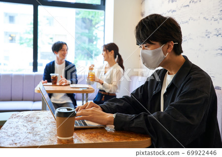 在咖啡廳打開電腦的男人和女人在咖啡廳放鬆的男人和女人 在咖啡廳打開電腦的男人和女人在咖啡廳放鬆的男人和女人 69922446