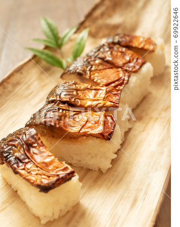Grilled mackerel sushi 69922646
