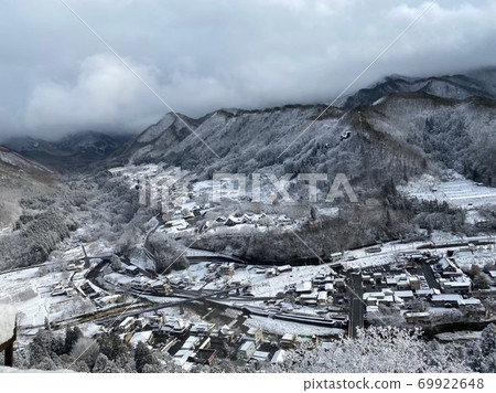 After climbing the mountain road, a spectacular view of the snowy landscape awaits After climbing the mountain road, a spectacular view of the snowy landscape awaits 69922648