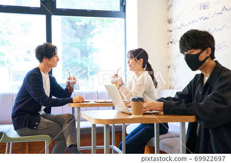 男人和女人在一家咖啡館放鬆男人在一家咖啡館中打開電腦 男人和女人在一家咖啡館放鬆男人在一家咖啡館中打開電腦 69922697