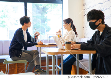 男人和女人在一家咖啡館放鬆男人在一家咖啡館中打開電腦 男人和女人在一家咖啡館放鬆男人在一家咖啡館中打開電腦 69922698