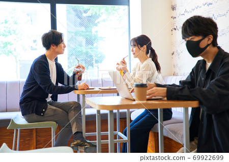 男人和女人在一家咖啡館放鬆男人在一家咖啡館中打開電腦 男人和女人在一家咖啡館放鬆男人在一家咖啡館中打開電腦 69922699