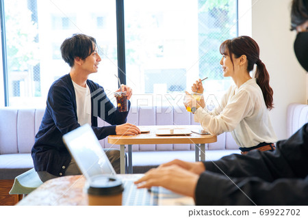 男人和女人在一家咖啡館放鬆男人在一家咖啡館中打開電腦 男人和女人在一家咖啡館放鬆男人在一家咖啡館中打開電腦 69922702