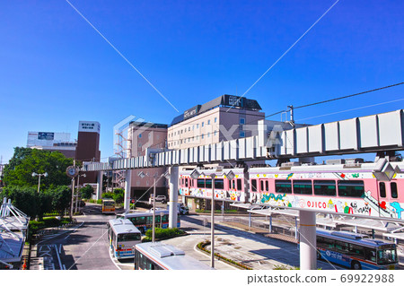 The cityscape of Ofuna, Kanagawa Prefecture, which is sunny in autumn. Scenery of the east exit of Ofuna station where the monorail runs 69922988