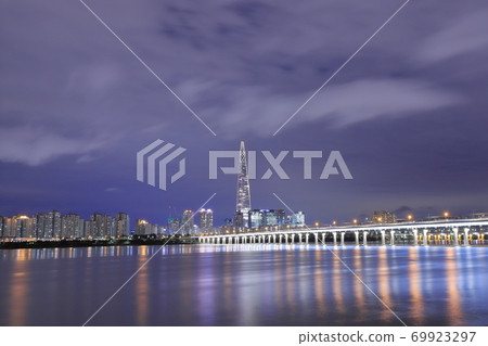 Night view of Jamsil Railway Bridge and Lotte World Tower Night view of Jamsil Railway Bridge and Lotte World Tower 69923297