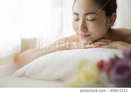 Women who receive esthetic 69923552