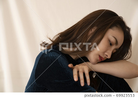 Women's portrait Women's portrait 69923553