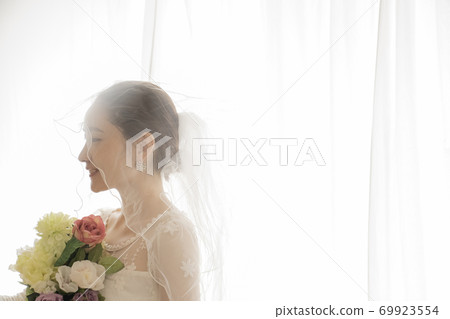 Married woman 69923554