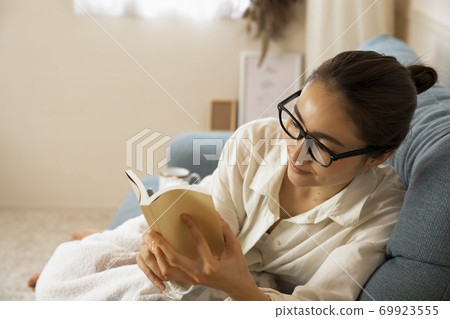 woman reading 69923555