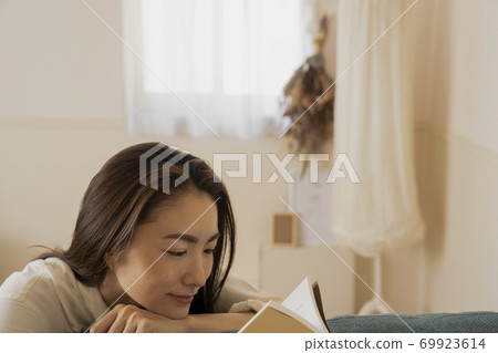 woman reading woman reading 69923614