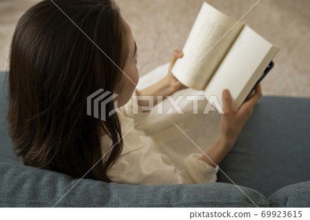 woman reading 69923615
