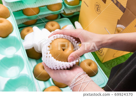 September, Pear direct sales office, Chiba prefecture, Japan September, Pear direct sales office, Chiba prefecture, Japan 69924370