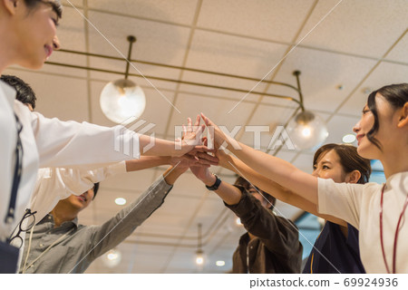 Business scene in a shared office 69924936
