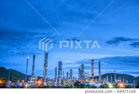Oil refinery gas petrol plant industry with crude tank, gasoline supply and chemical factory 69925108