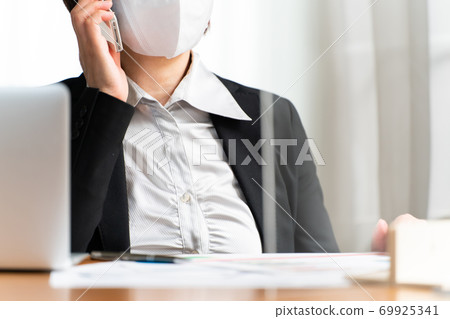 商業女性社交距離 商業女性社交距離 69925341