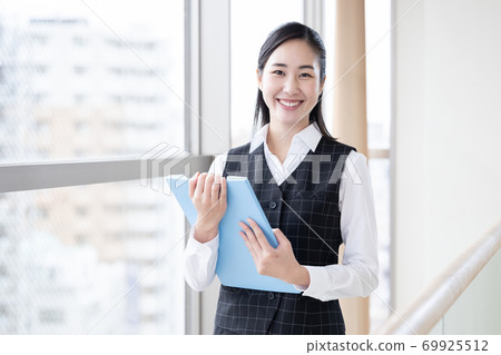 Business woman 69925512