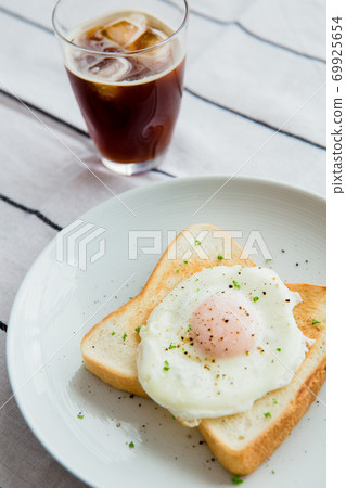 Fried egg toast breakfast 69925654