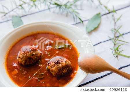 Meat dumpling soup 69926118