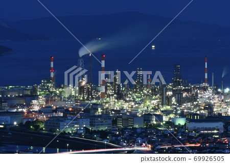 從廣島縣大竹市大河原山上看，工廠的夜景集中在山口縣Waki鎮的ENEOS Marifu煉油廠。 69926505