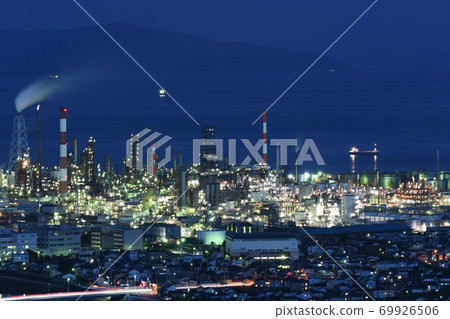 Night view of the factory centered on the ENEOS Marifu refinery in Waki Town, Yamaguchi Prefecture, as seen from Mt. Okawara in Otake City, Hiroshima Prefecture 69926506
