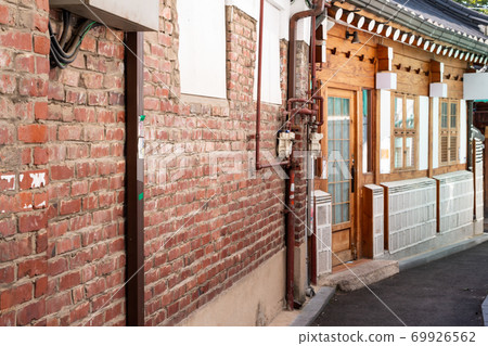 Old alleyway scenery Old alleyway scenery 69926562
