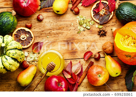 Autumn harvest background 69928861