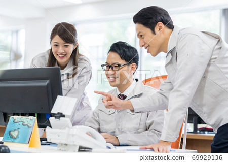 Businessman, work clothes, office, computer 69929136
