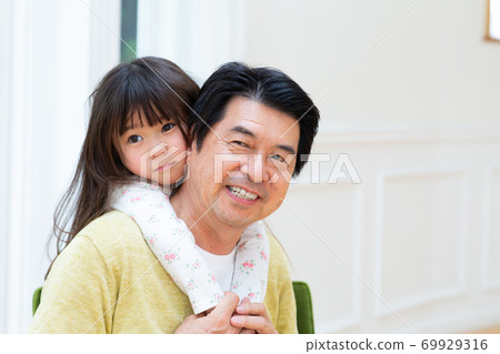 可愛的孫子和年輕的爺爺 69929316