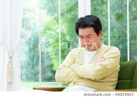 A man in his 60s worried in the room A man in his 60s worried in the room 69929925