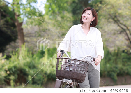 走通過推擠自行車的婦女 69929928