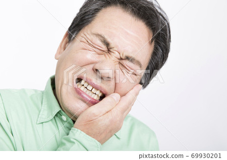 A man with a toothache 69930201