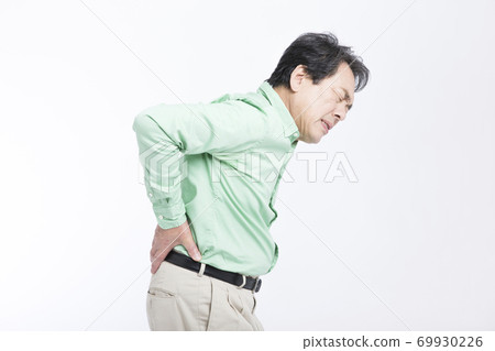 男子腰痛 69930226